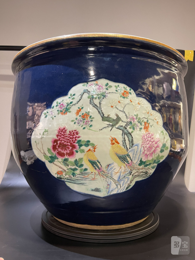 清乾隆 宝石蓝釉开光粉彩花鸟图大缸 - 图4